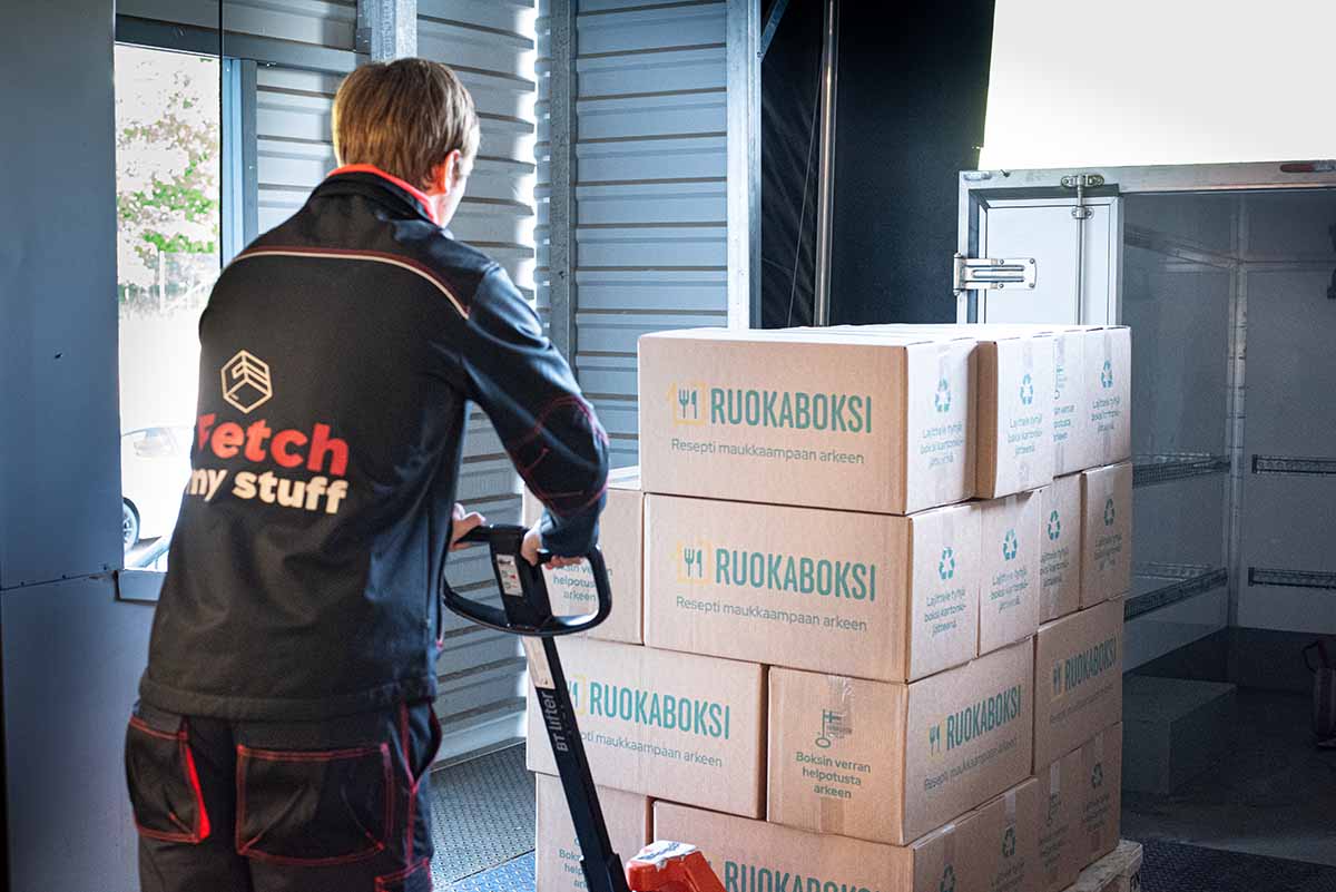 Fetch-kuljettaja lastaa kylmäkuljetusautoa